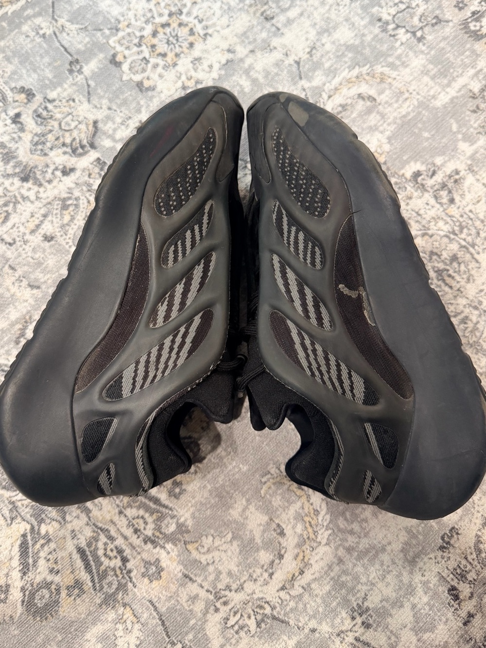 Adidas Yeezy 700 V3 Dark Glow GX6144 Men’s Size 9 Black Sneakers - Picture 8 of 10